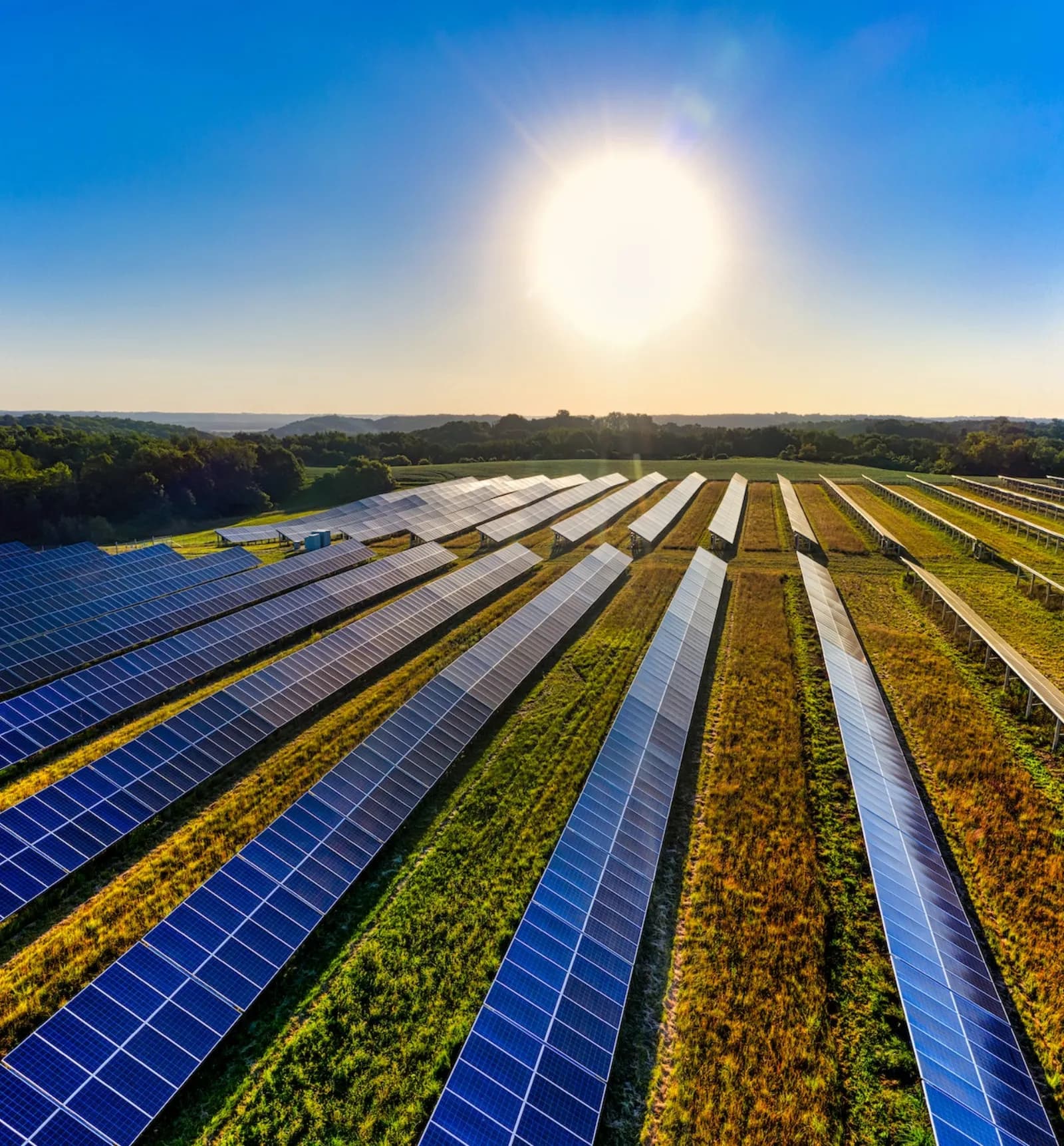 Gemeinde mit Solarpark und Photovoltaikanlage zur kommunalen Energiewende