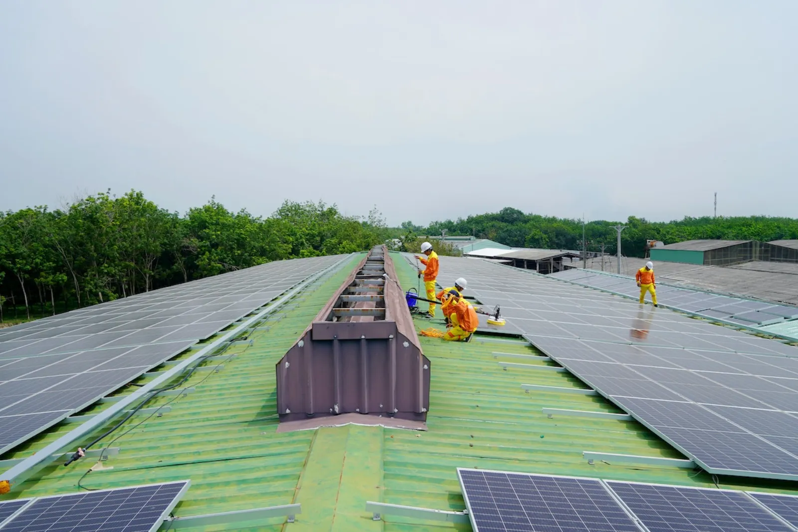 Installation einer Solaranlage auf einem Industriedach zur kostenfreien Dachsanierung
