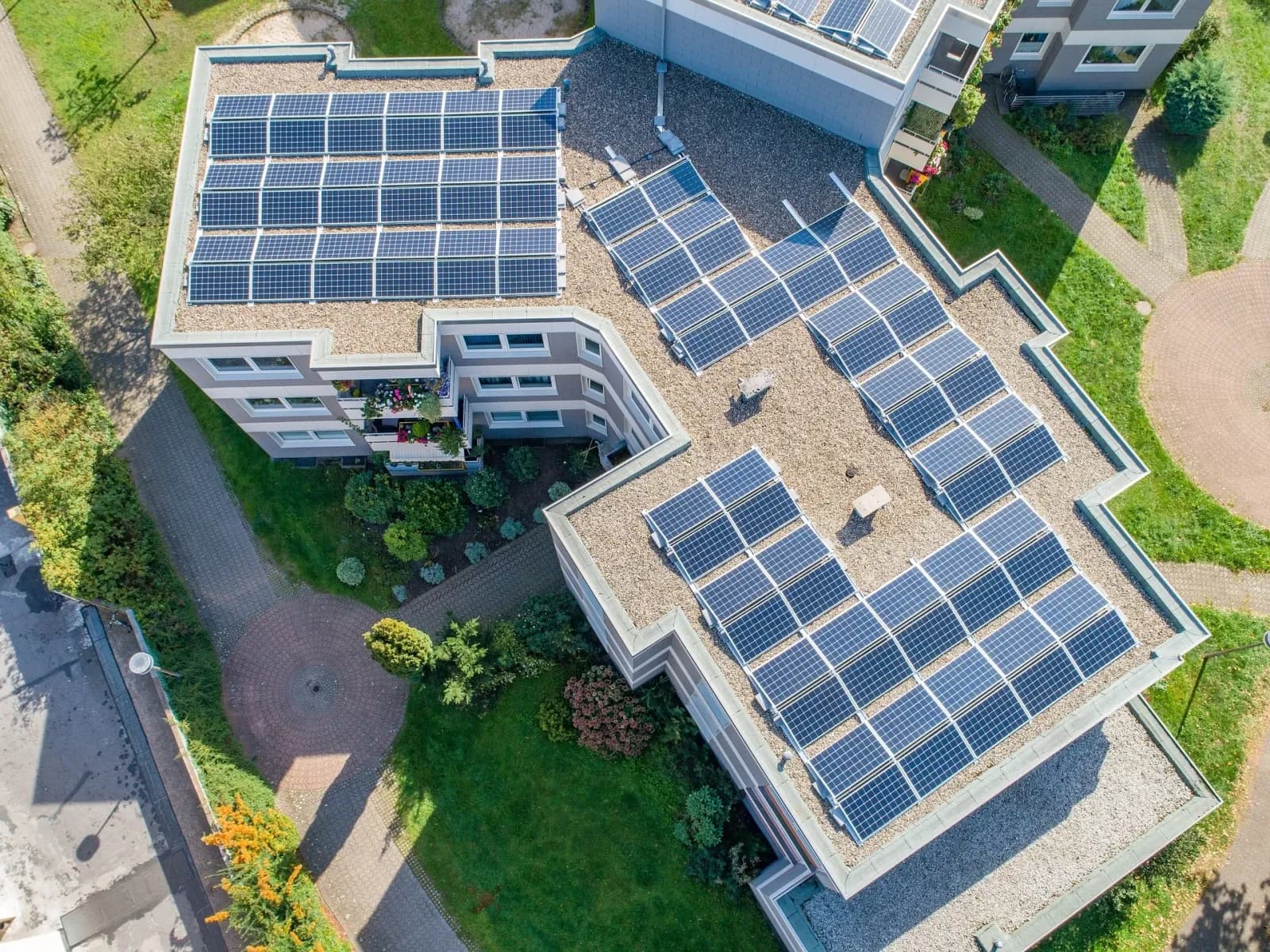 Solardach auf einem Mietshaus zur Erzeugung von Mieterstrom