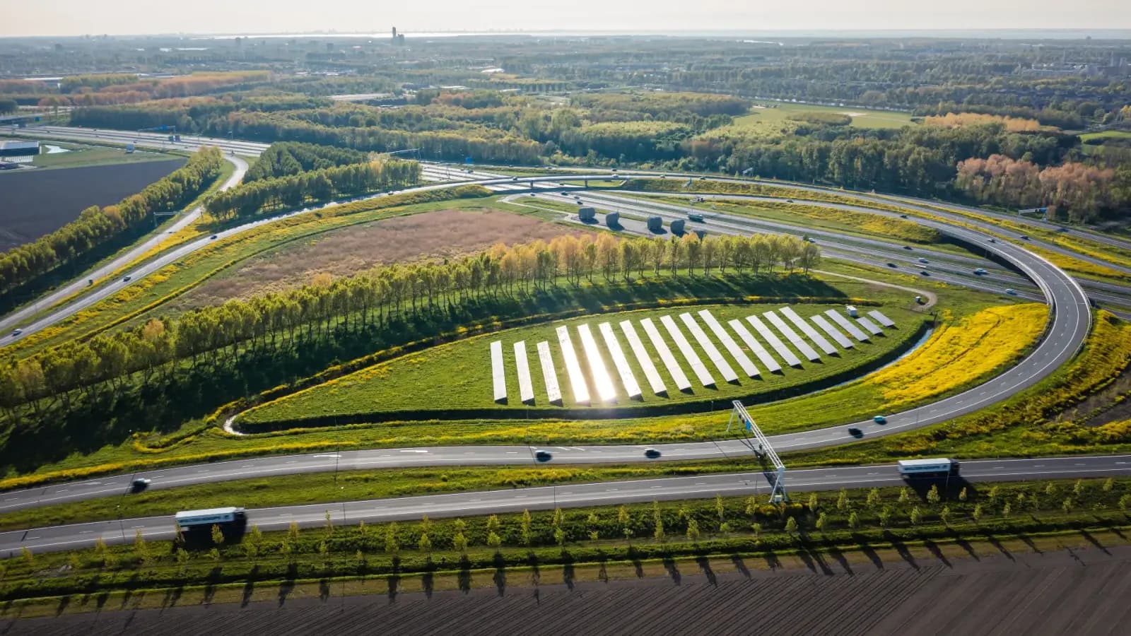 Solarpark entlang einer Autobahn mit Photovoltaikanlage im 200m Korridor