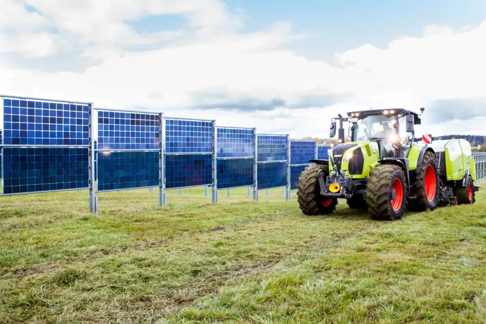 Agri-Photovoltaikanlage auf landwirtschaftlicher Fläche mit Solarmodulen über Ackerland