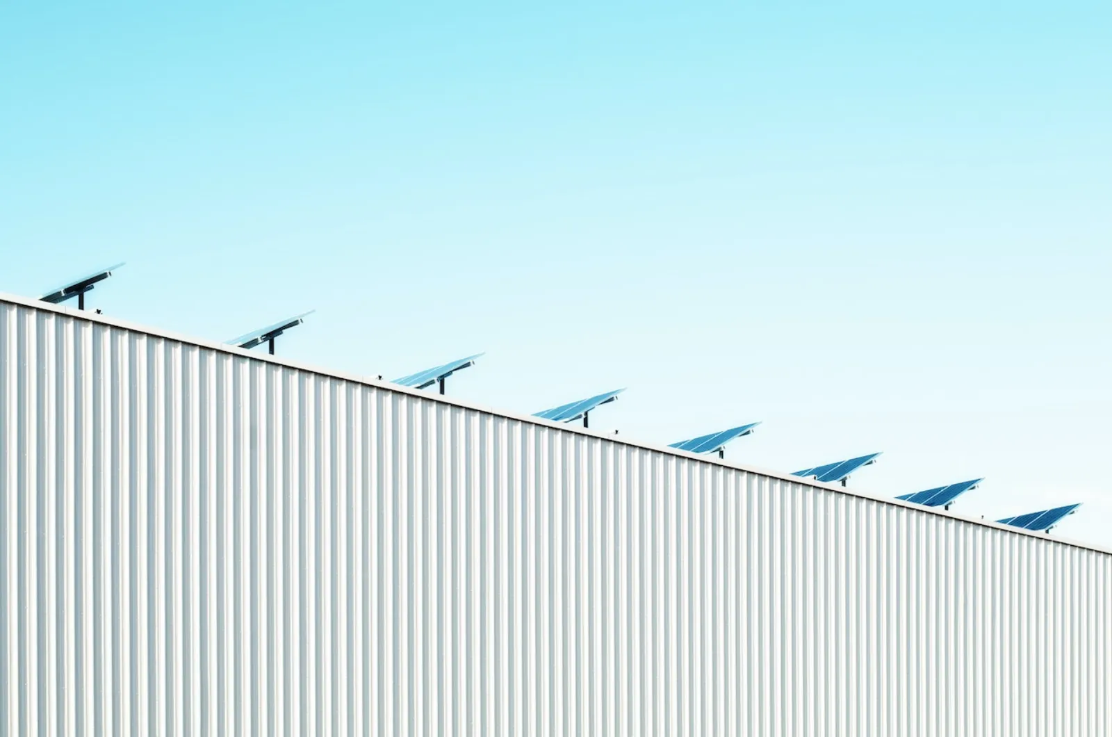 Photovoltaikanlage auf einem großen Industriedach