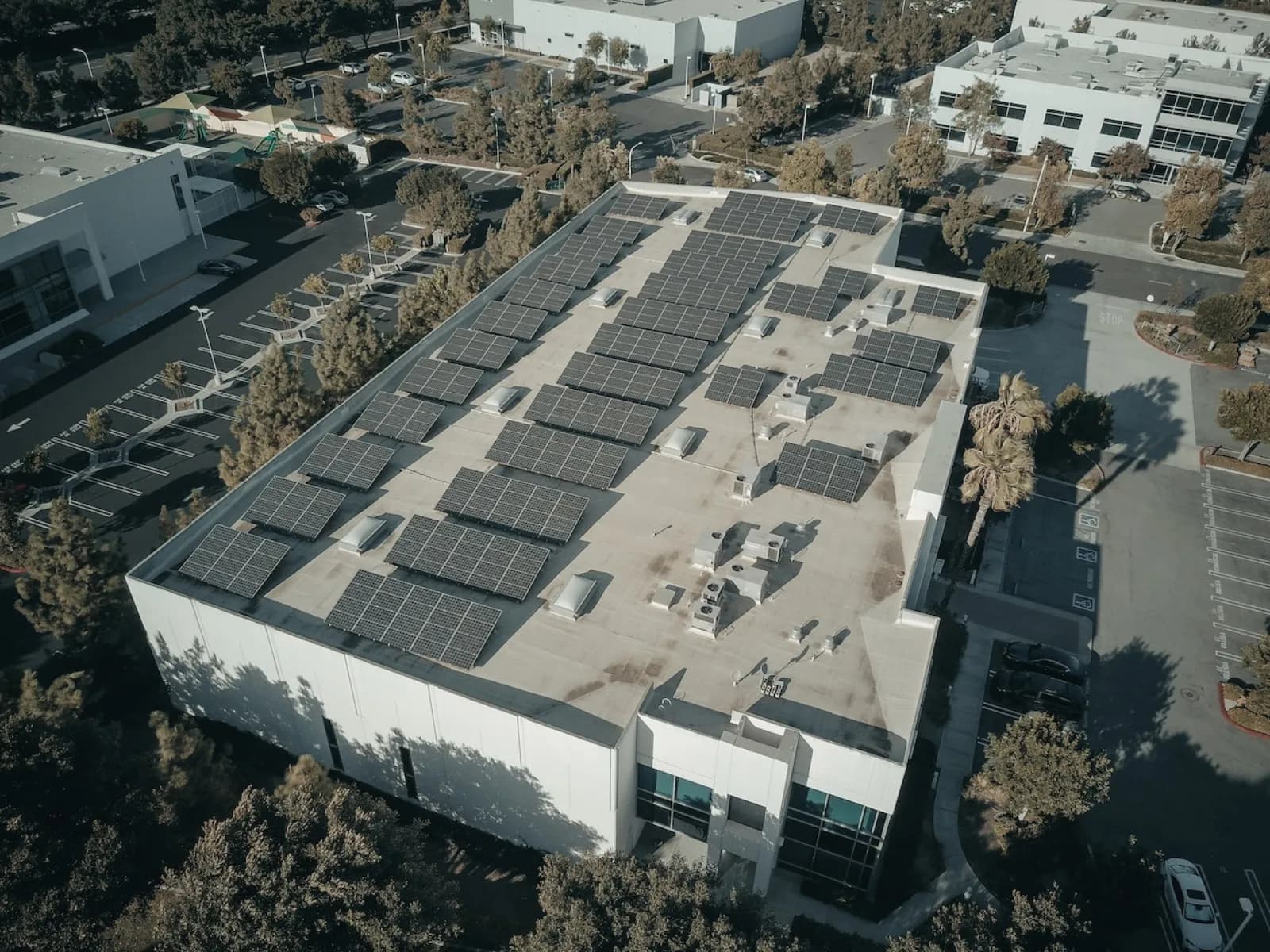 Solaranlage auf einem Industriedach zur Erfüllung der Solarpflicht für Unternehmen