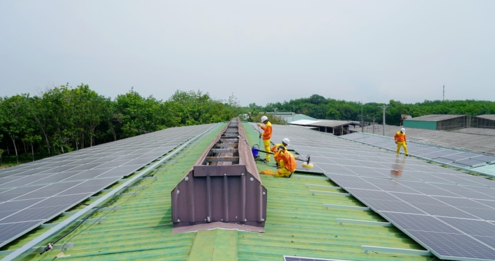 Installation einer Solaranlage auf einem Industriedach